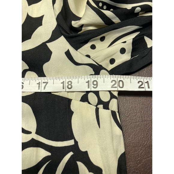 T Tahari Women's Black & Cream‎ Floral Print Long Sleeve Button Down Blouse M/M - Picture 13 of 15